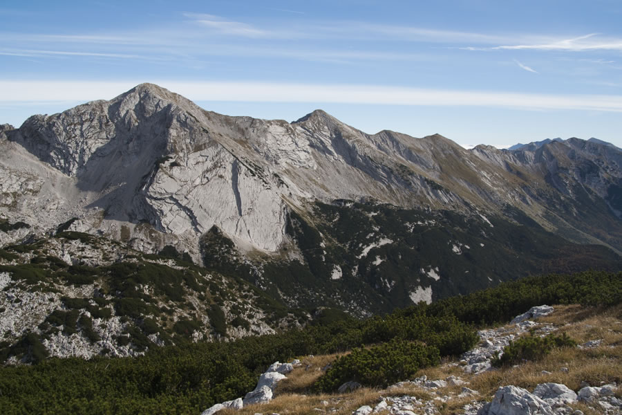 Vrh nad Škrbino in greben proti Voglu