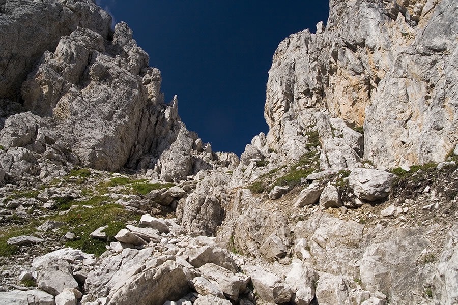 Proti škrbini