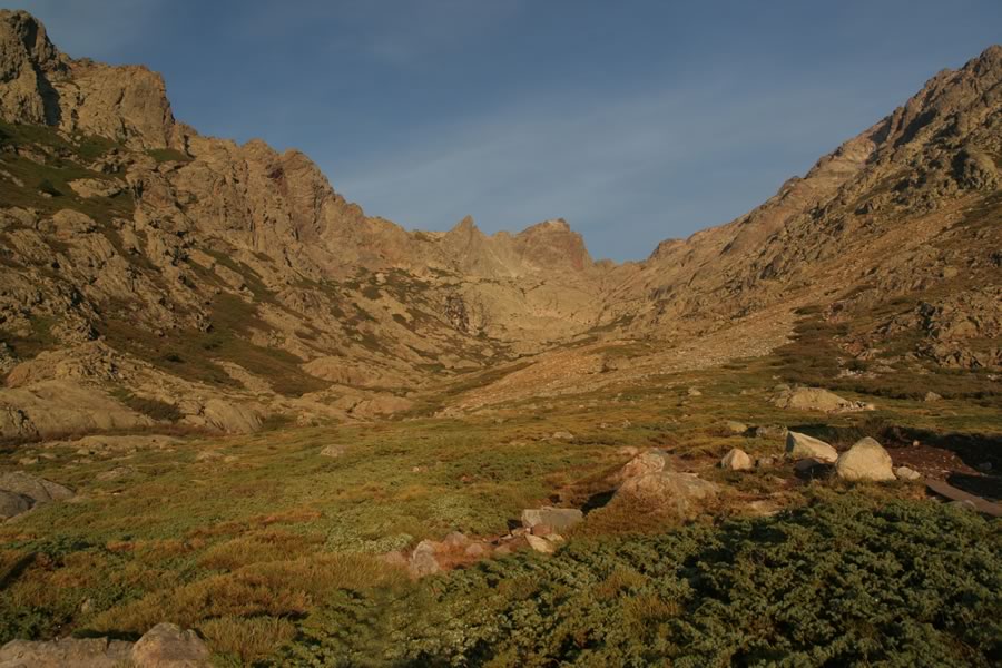 Sestopna dolina, zadaj Capu Falu