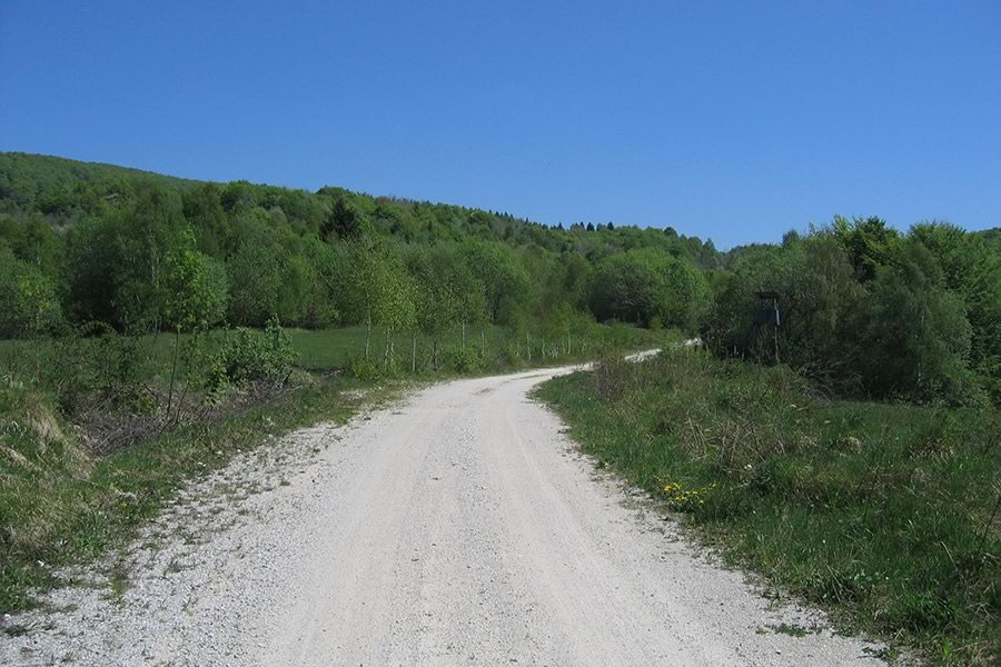 Na prečni makadamski cesti pod vrhom
