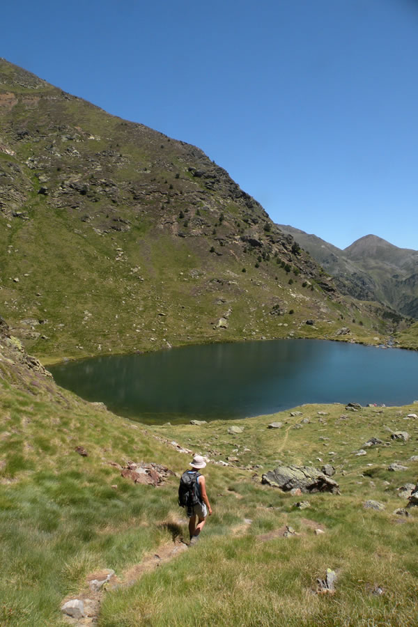 Spust proti jezeru Estany Primer de Tristaina