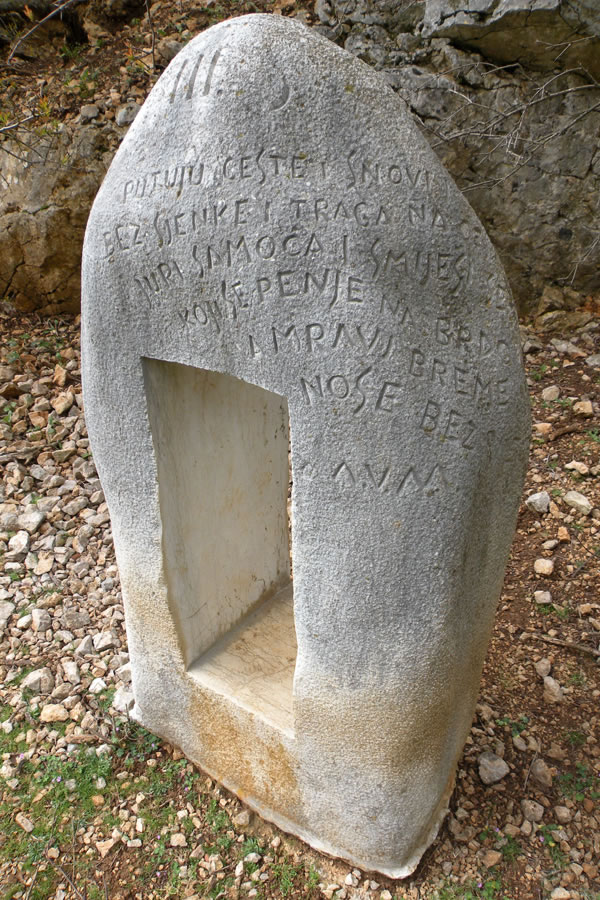 Ob njem skulptura z verzi Andra Vida Mihačića