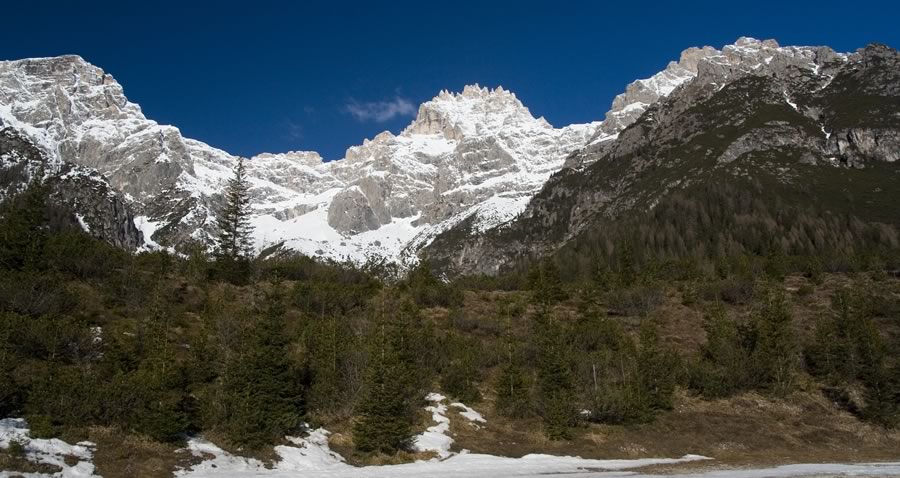 Sestopna krnica, na sredini Punta dei Tre Scarperi (Dreischusterspitze)